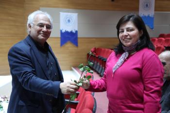Üniversitemiz Tarafından Kadın Personelimize Yönelik Olarak 8 Mart Dünya Kadınlar Günü Dolayısıyla Çiçek Takdimi Gerçekleştirildi