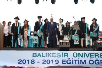 Rektörümüz Prof. Dr. Süleyman Özdemir Balıkesir Üniversitesi 2018-2019 Eğitim-Öğretim Yılı Mezuniyet Törenine Katıldı