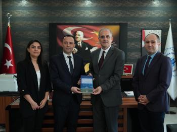 “Çok Disiplinli Manyas Araştırmaları: Finansal, Ekonomik ve Sosyal Yaklaşımlar III” Kitabı Rektörümüz Prof. Dr. İsmail Boz’a Takdim Edildi