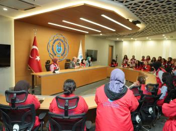 “Damla Gönüllülük Hareketi” Kapsamında Şehrimizde Misafir Edilen Gönüllü Gençlerden Rektörümüze Ziyaret
