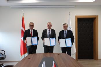 Üniversitemiz ile Bandırma Ticaret Odası ve Bandırma Ticaret Borsası Arasında İş Birliği Protokolü İmzalandı